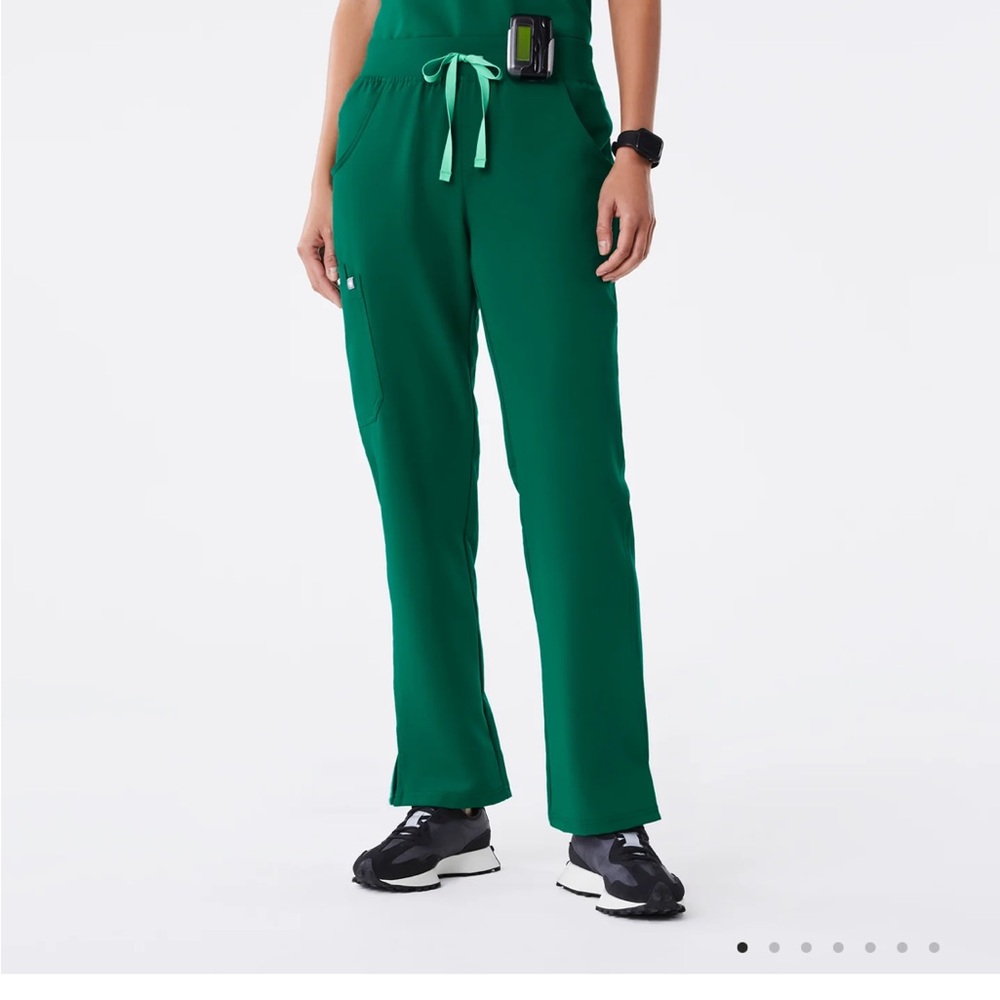 Kade Cargo Scrub Pants in Hunter Green